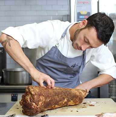 从骨头上修剪腰部。