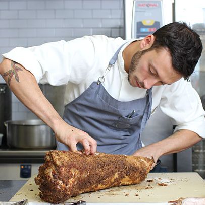 从骨头上修剪腰部。