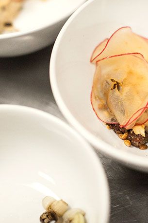 Dana Cree和Anna Shovers的黑麦粥，苹果，腌洋葱，还有crème fraîche。