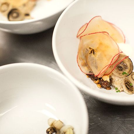 Dana Cree和Anna Shovers的黑麦粥，苹果，腌洋葱，还有crème fraîche。