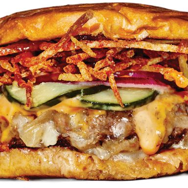 沙丁鱼酒吧的Fedora汉堡，13美元。烟熏切达干酪和烧烤蛋黄酱是关键，让这款令人垂涎欲滴的汉堡有了独特的风味。也许是在向古巴风格的汉堡变体“frita”致敬，一堆超脆的土豆条增加了口感的复杂性和可听的嘎吱声。