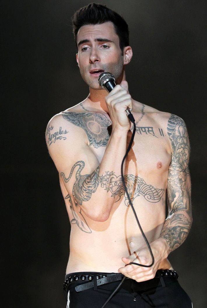 E5e73278ae7ee80196c5257c3d34259cf1 26 Adam Levine Tattoos 001.w710 