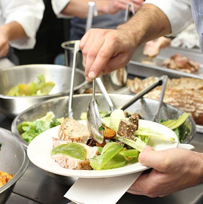 “有时候，”莱特纳说，“早上的面包师会让员工尝试新面包。”