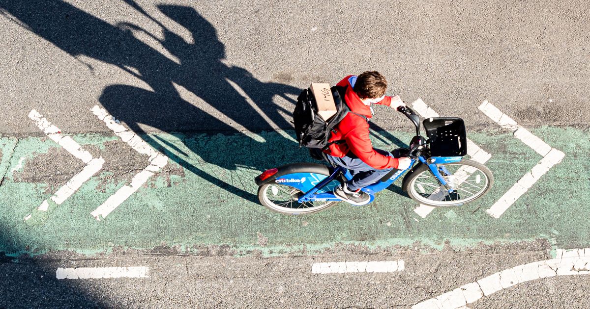 Helmet Laws Are Not What NYC Cyclists Need Right Now - Vimarsana News