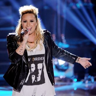  Singer Demi Lovato performs onstage at the Teen Choice Awards 2013 at the Gibson Amphitheatre on August 11, 2013 in Universal City, California.