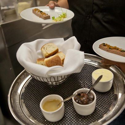 一个鹅肝和火鸡肝慕斯，带有帕克房屋卷和装饰：土耳其schmaltz，山核桃馅饼馅和咸黄油。