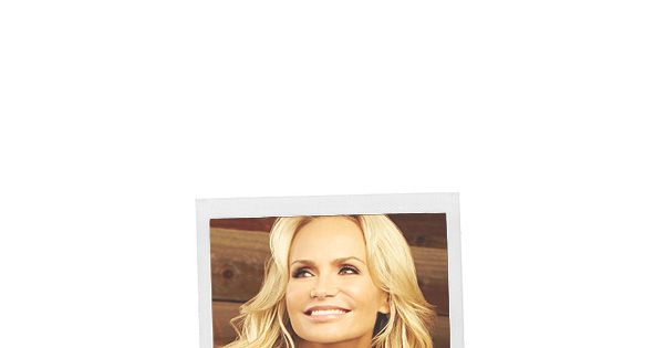 克里斯汀·切諾維斯（Kristin Chenoweth）站著