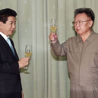 North Korea's leader Kim Jong-Il (R) toasts with South Korea's President Roh Moo-Hyun after they exchanged their joint statement on October 4, 2007 in Pyongyang, North Korea.