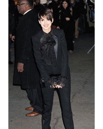 THE QUEENLY on X: Anne hathaway wearing my fave from the saint laurent sac  de jour. #YSL #saintlaurent #annehathawat  / X
