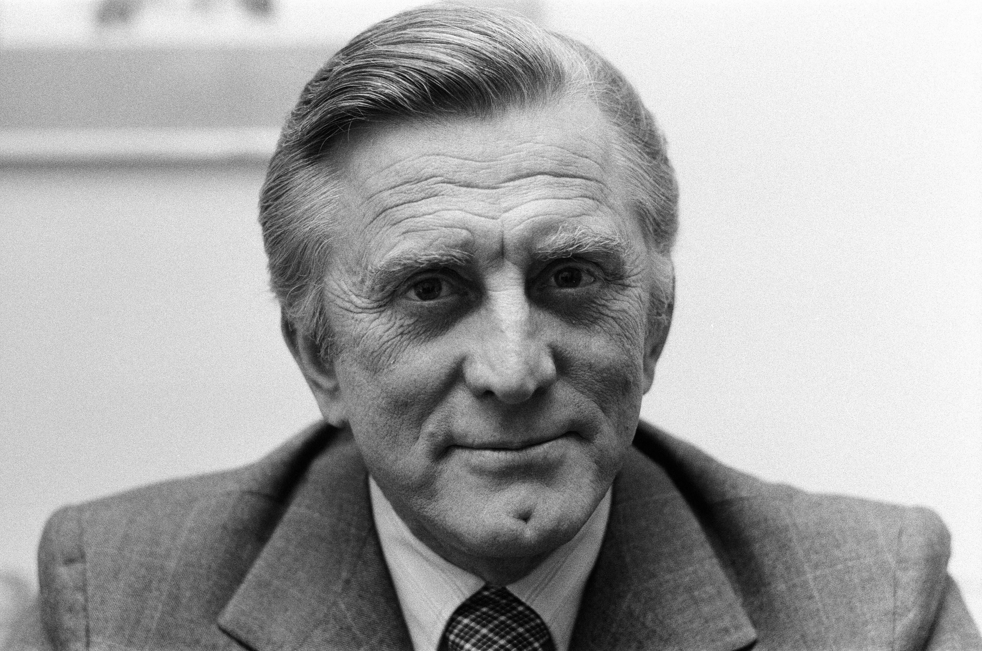 Kirk Douglas, a Star of Hollywood's Golden Age, Dies at 103 - The New York  Times