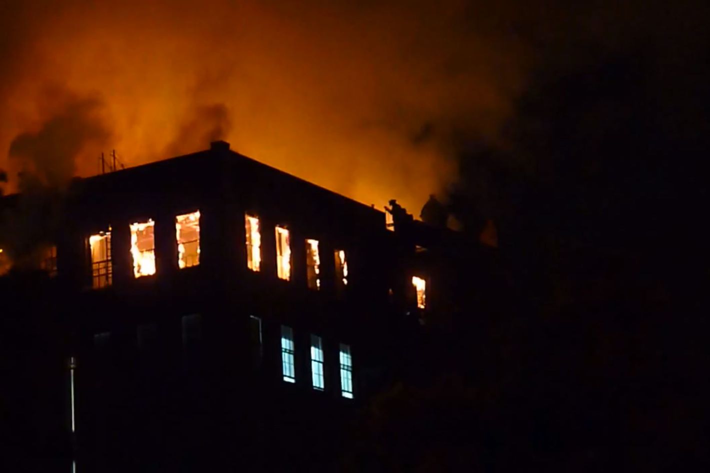 絵画  PARTY FIRE Five-alarm fire destroys 150-year-old Red Hook artist warehouse