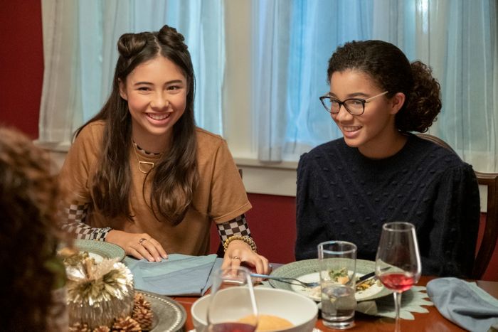 Dawn (Xochitl Gomez) and Mary-Anne (Malia Baker).