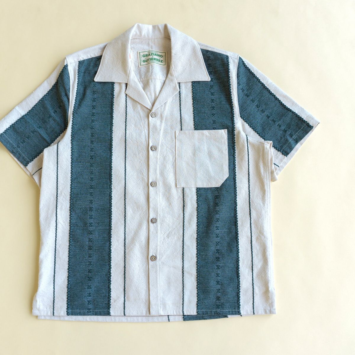 YIhujiuben Mens Regular-Fit Short-Sleeve Solid Casual Button Down Shirt Top Blouse