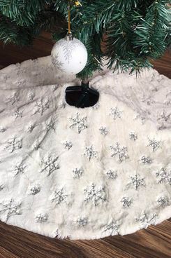 Carolilly Embroidered Snowflake Tree Skirt