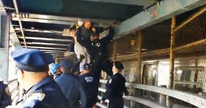 NYPD Evicts Homeless Man Living in the Manhattan Bridge