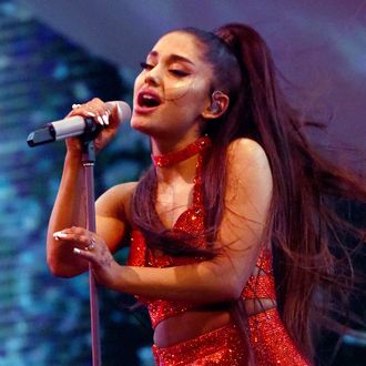 Ariana Grande Tweets Thoughts on Bloggers