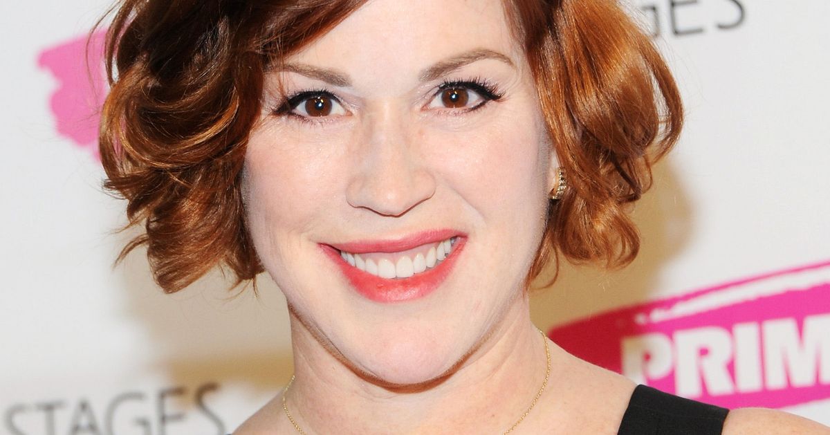 莫莉·林瓦爾德（Molly Ringwald）將扮演阿奇的母親里弗代爾，因為80年代的明星是新電視媽媽