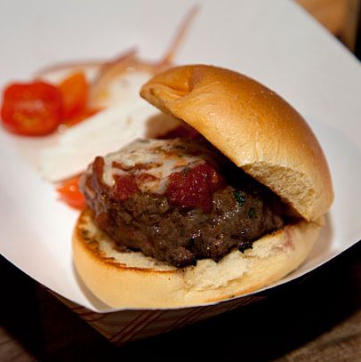 加了香料的番茄酱和弗拉霍蒂里奶酪的羊肉汉堡。番茄羊乳酪沙拉。