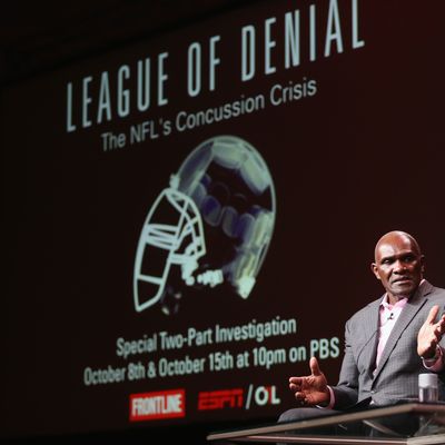 BEVERLY HILLS, CA - AUGUST 06: NFL Hall of Famer Harry Carson speaks onstage during the 