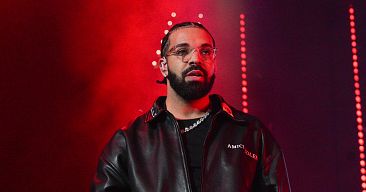 Drake bets on Argentina to win, while wearing a Napoli jersey