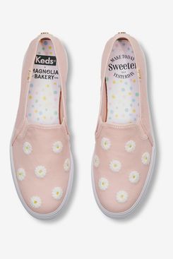 Zapatos sin cordones con flores rosas de tres pisos de Keds x Magnolia Bakery