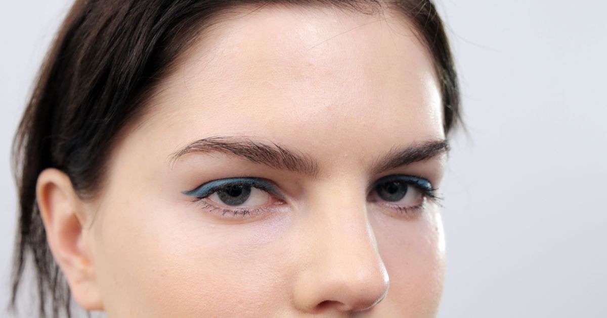 Beauty GIF: How to Wear Teal Eyeliner