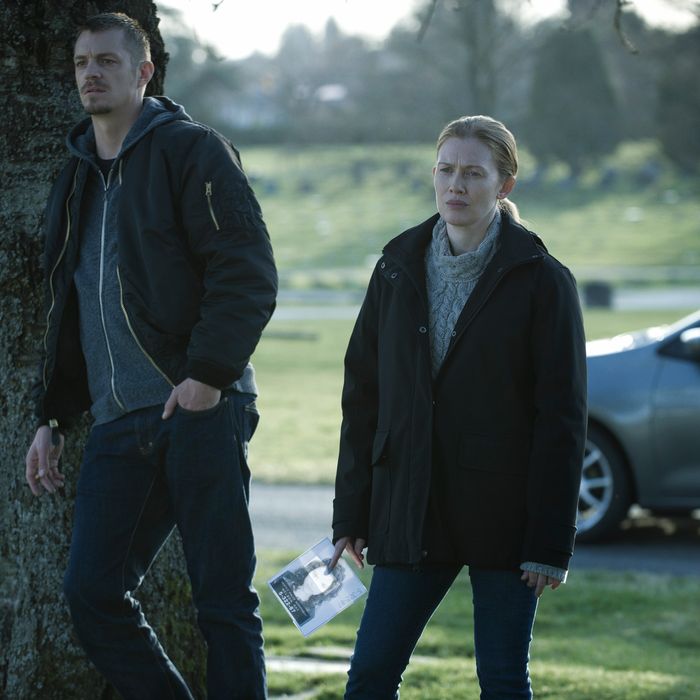 Joel Kinnaman (L) and Mireille Enos (R) in a scene from Netflix's 