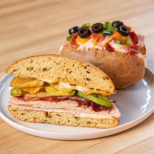 McAlister's Deli Elige 2 Aventura: Sándwich crujiente de pavo con jalapeños y Spud Max