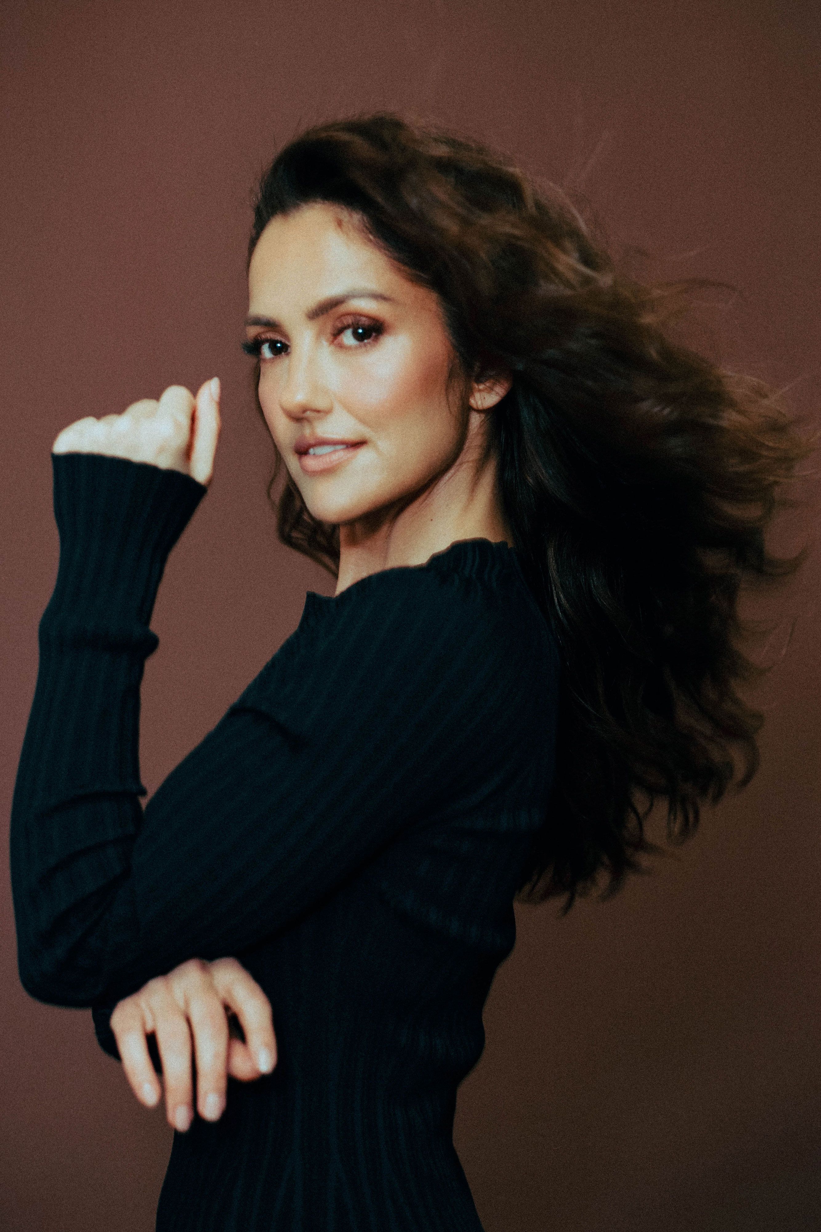 Minka Kelly Processes Trauma in Memoir Tell Me Everything picture