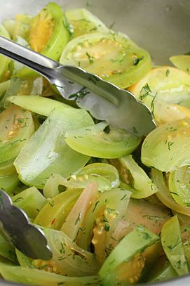 腌好的绿番茄和香草。