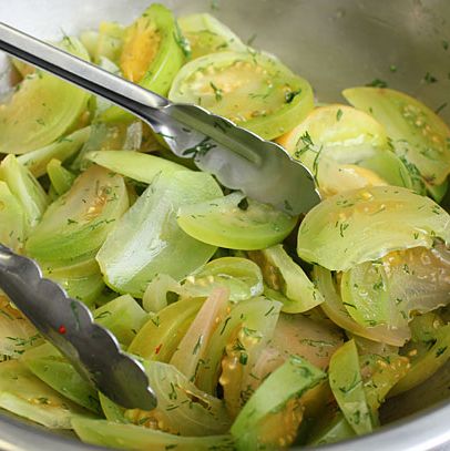 腌好的绿番茄和香草。