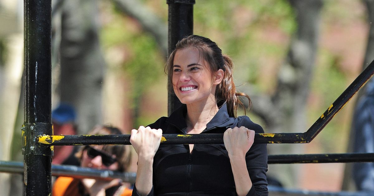 Allison Williams ‘Works Out’ on the Set of Girls