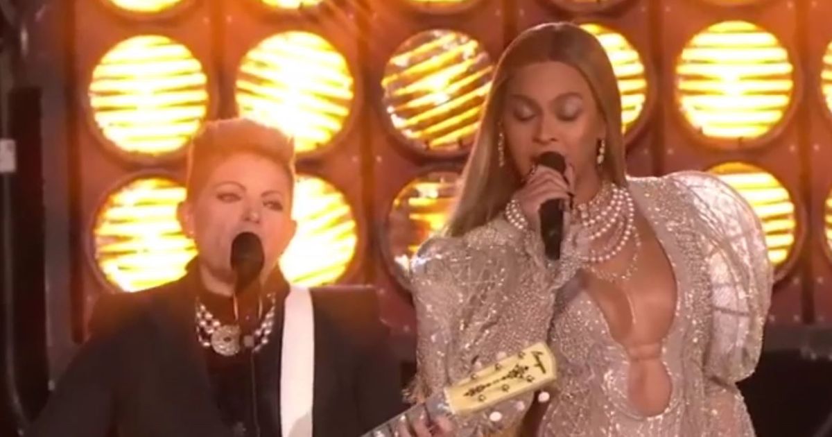 碧昂絲 (Beyoncé) 和迪克西小雞 (Dixie Chicks) 憑藉“爸爸教訓”表演稱霸 2016 年 CMA