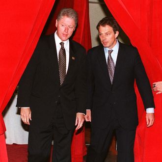 US President Bill Clinton (L) and British Prime Mi