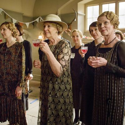 Downton AbbeyPart Four - Sunday, January 24, 2016 at 9pm ET on MASTERPIECE on PBSMiss Baxter faces a dilemma. Anna and Mary rush to London. Daisy continues to press her case. A former maid comes to lunch. Car talk is in the air. Shown from left to right: Laura Carmichael as Lady Edith, Penelope Wilton as Isobel Crawley, Joanne Froggatt as Anna Bates, Raquel Cassidy as Baxter, and Samantha Bond as Aunt Rosamund (C) Nick Briggs/Carnival Film & Television Limited 2015 for MASTERPIECE This image may be used only in the direct promotion of MASTERPIECE CLASSIC. No other rights are granted. All rights are reserved. Editorial use only. USE ON THIRD PARTY SITES SUCH AS FACEBOOK AND TWITTER IS NOT ALLOWED.