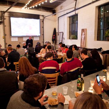 超过100人参加了candens的比赛并吃了东西。