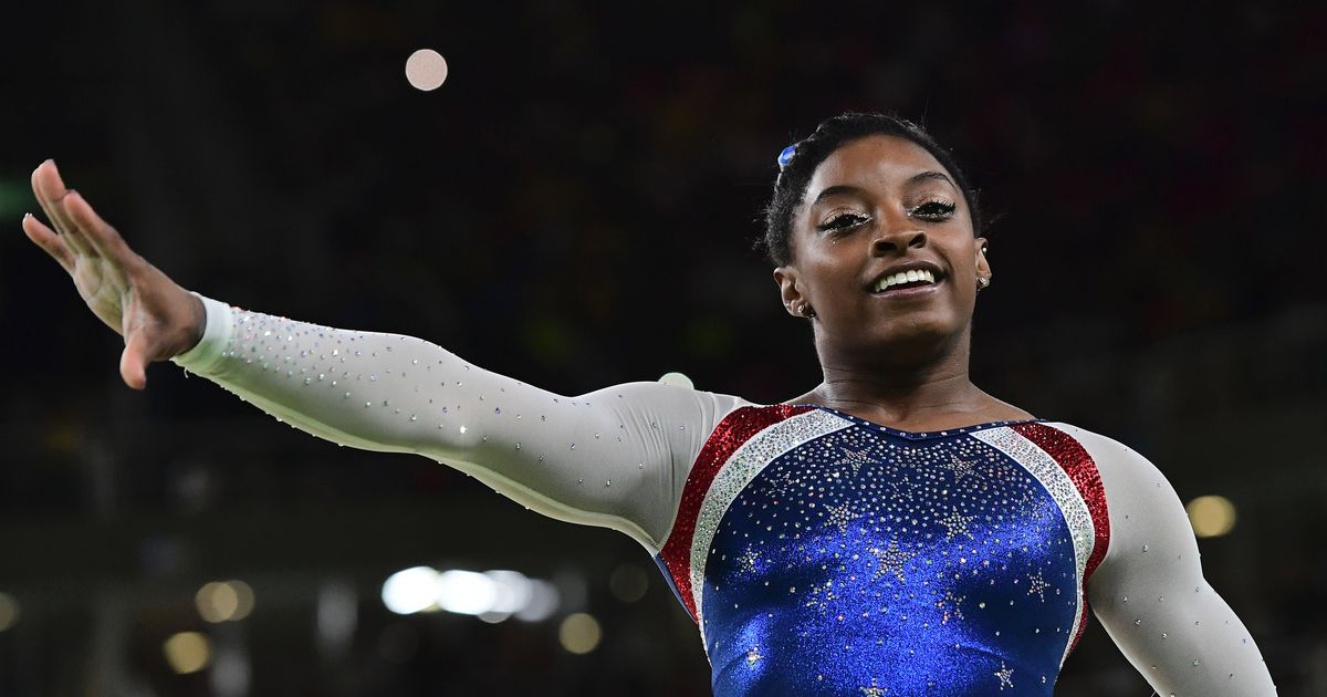 西蒙妮·比爾斯（Simone Biles）被邀請到漂亮的小騙子設定，以防萬一她想謀殺她的地板日常工作