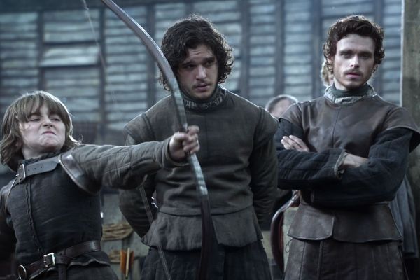 Games Of Thrones Ygritte shoots John Snow 3 times with arrows