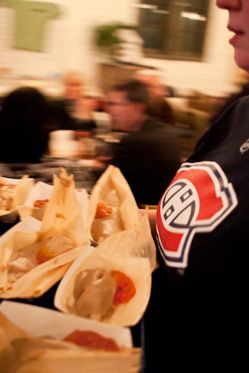 做玉米粉蒸肉。