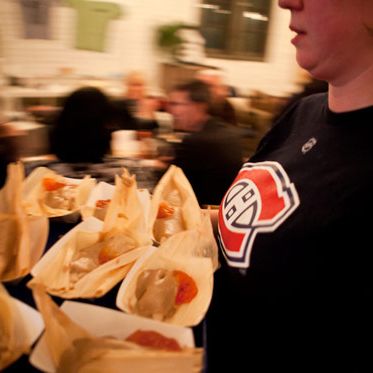 做玉米粉蒸肉。