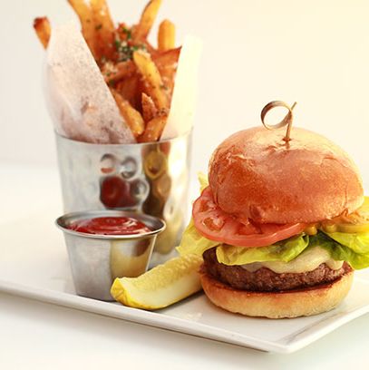 和牛肉排，小排骨，刺山柑，焦糖洋葱，生菜，番茄，洋葱，奶油奶油蛋卷配蒜香帕尔玛炸薯条