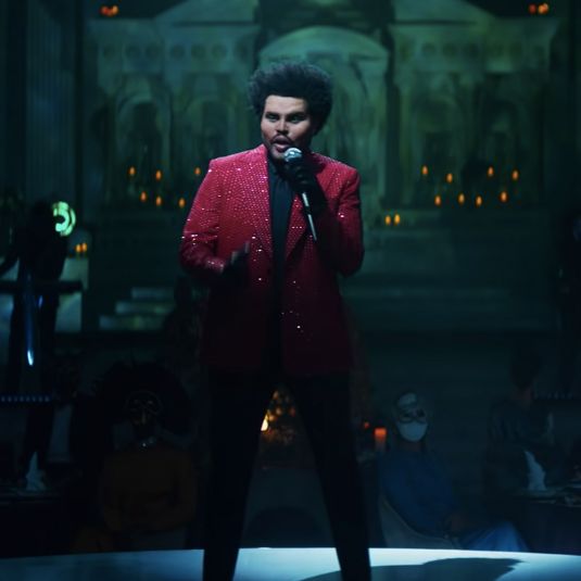 Swipe Logisk Utrolig Timeline of the Weeknd's 'After Hours' Red Suit: PHOTOS