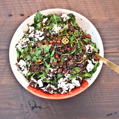 黑藜麦与羊乳酪，英国豌豆，芝麻菜，混合草药，羊乳酪和辣椒。