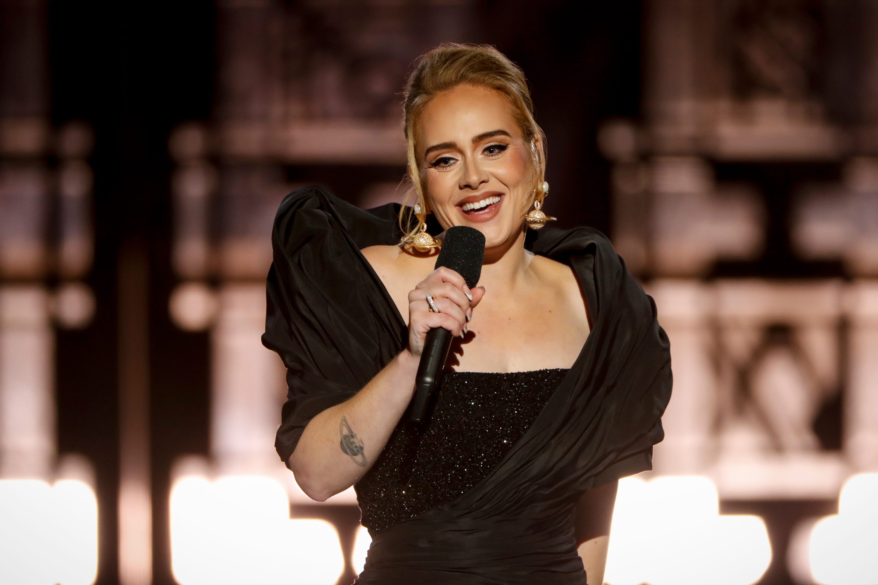 7 of Adele's most iconic outfits