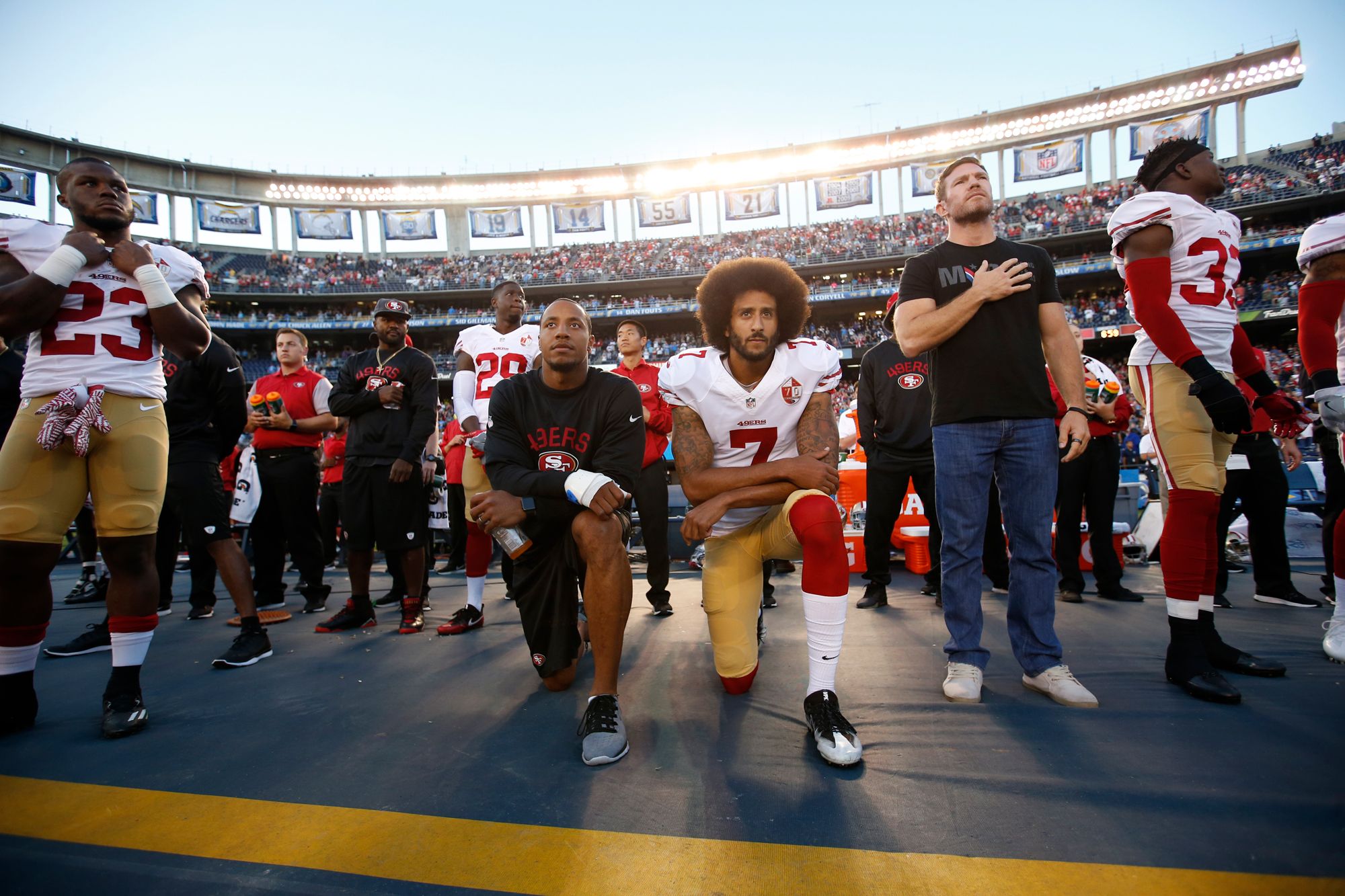 Jim Brown On Colin Kaepernick Kneeling For National Anthem: That Was A  Phone Call For The Ages