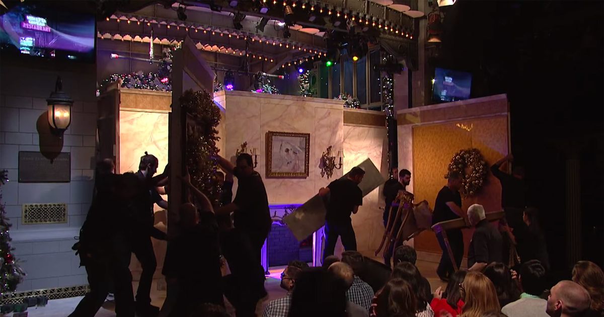 SNL's Two-Minute Set Transformation Is Mesmerizing