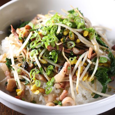 Stir-fried soybean sprouts with squid and bacon.