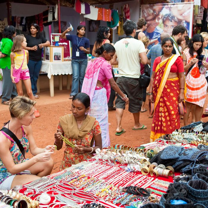 india-tells-female-tourists-not-to-wear-skirts