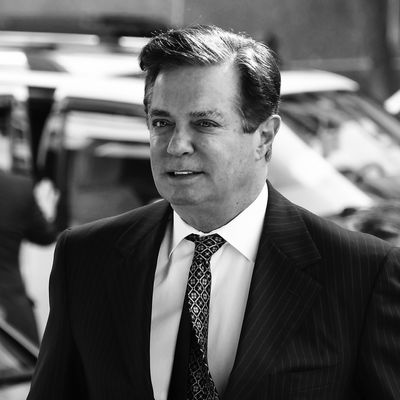 Paul Manafort entering courthouse.