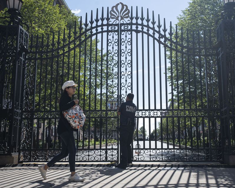 Students return to campus for first day of fall semester at Columbia University